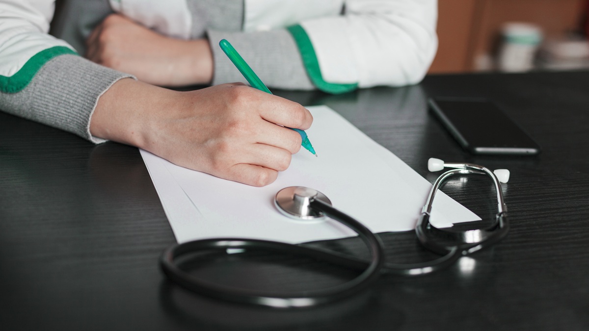 Cât costă o asigurare de sănătate la stat versus privată
